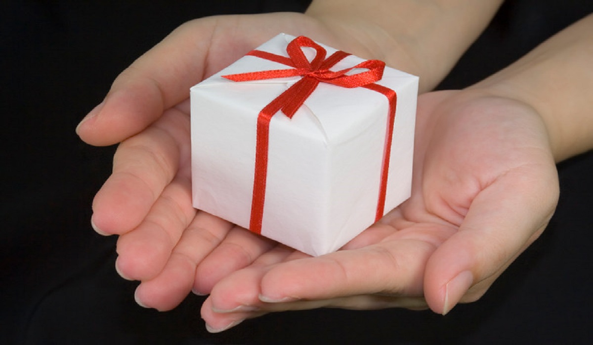 Navigating the Art of Gift-Giving in Relationships: A Guide for Couples